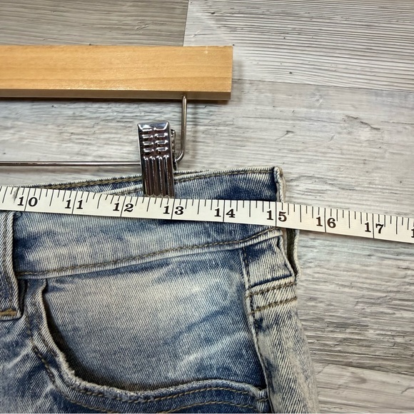 Kancan Gardenia Essentials High Rise Mom Shorts Light Wash - Size Large - Picture 8 of 10